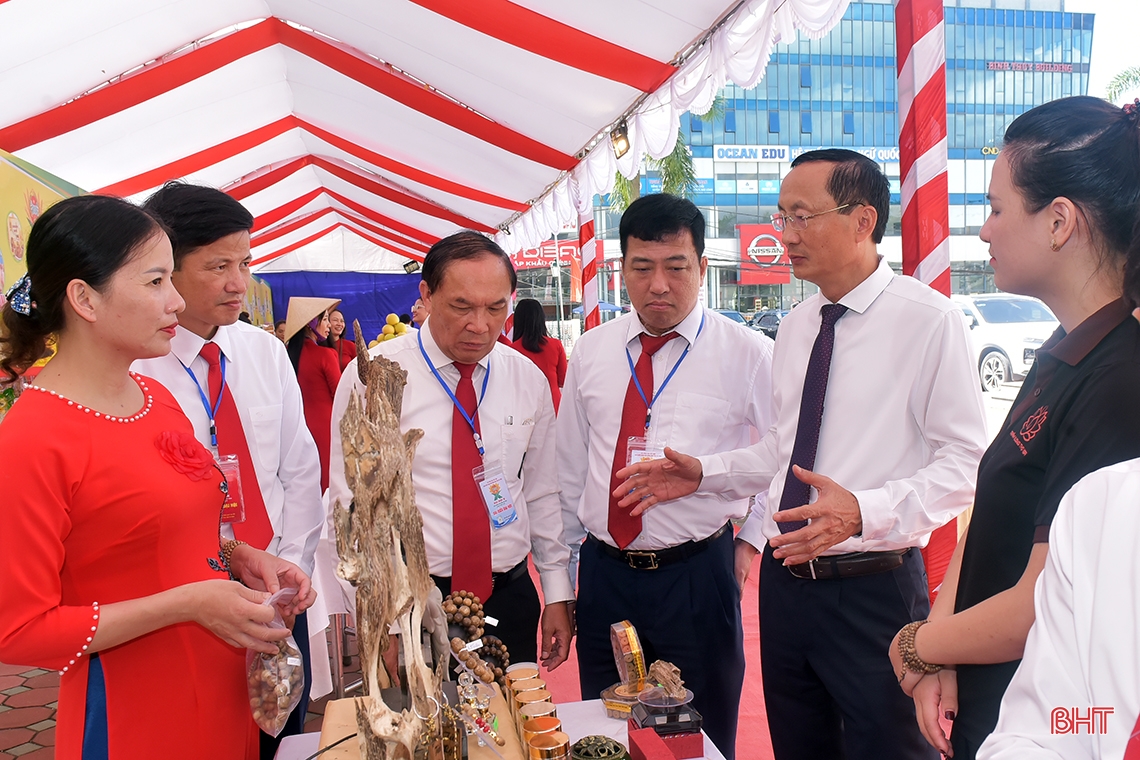 บูธจัดแสดงผลิตภัณฑ์ทางการเกษตรที่น่าประทับใจในงานประชุมสมาคมเกษตรกรห่าติ๋ญ