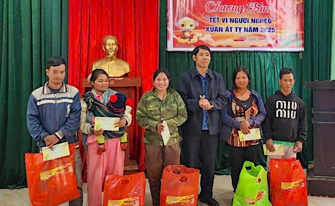 Vorsitzender des Komitees der Vietnamesischen Vaterländischen Front in der Provinz Gia Lai überreicht Tet-Geschenke an angesehene Personen und arme Haushalte