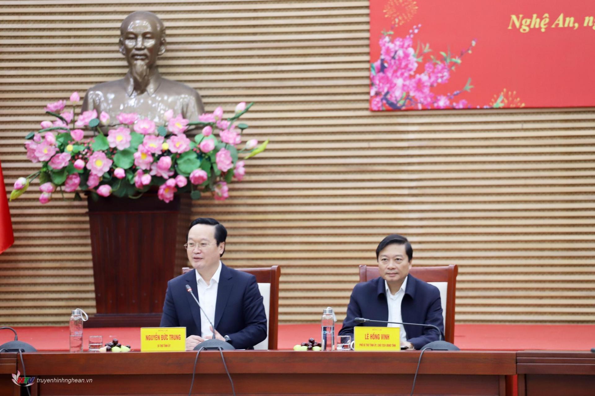 Camarades : Nguyen Duc Trung - Secrétaire provincial du Parti ; Le Hong Vinh, secrétaire adjoint du Comité provincial du Parti et président du Comité populaire provincial, a coprésidé la réunion.