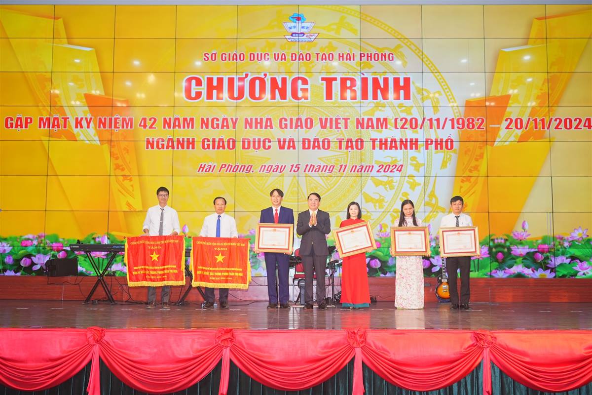 Le département municipal de l'éducation et de la formation se réunit pour célébrer le 42e anniversaire de la Journée des enseignants vietnamiens