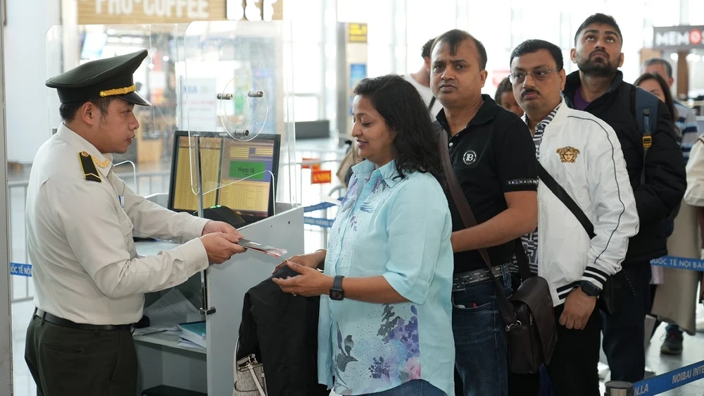 航空保安職員がチェックイン時に乗客の書類をチェックしている。（写真：PV/Vietnam+）