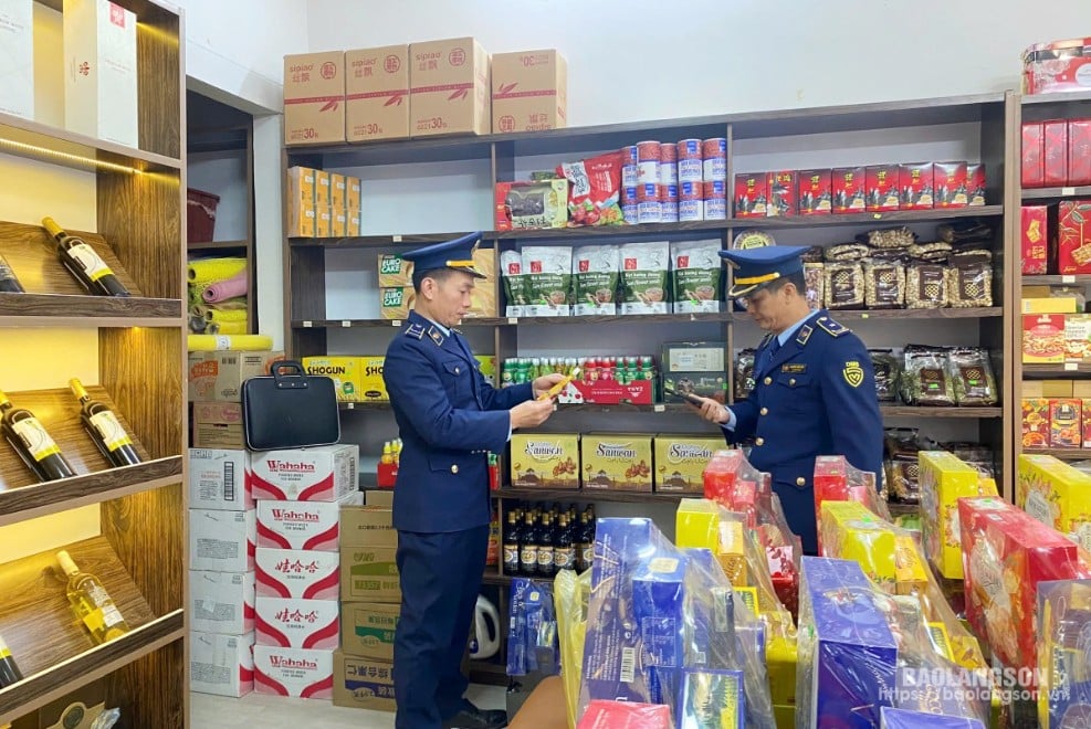 El Equipo de Gestión de Mercado No. 6 (equipo móvil) inspecciona negocios que venden confitería y productos alcohólicos en la ciudad de Lang Son.