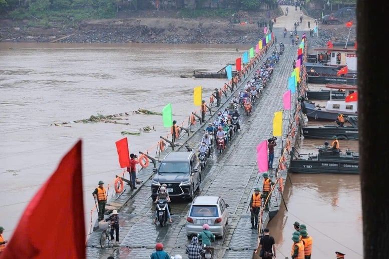 Travel between Tam Nong district and Lam Thao district on National Highway 32C is still carried out by Phong Chau pontoon bridge.