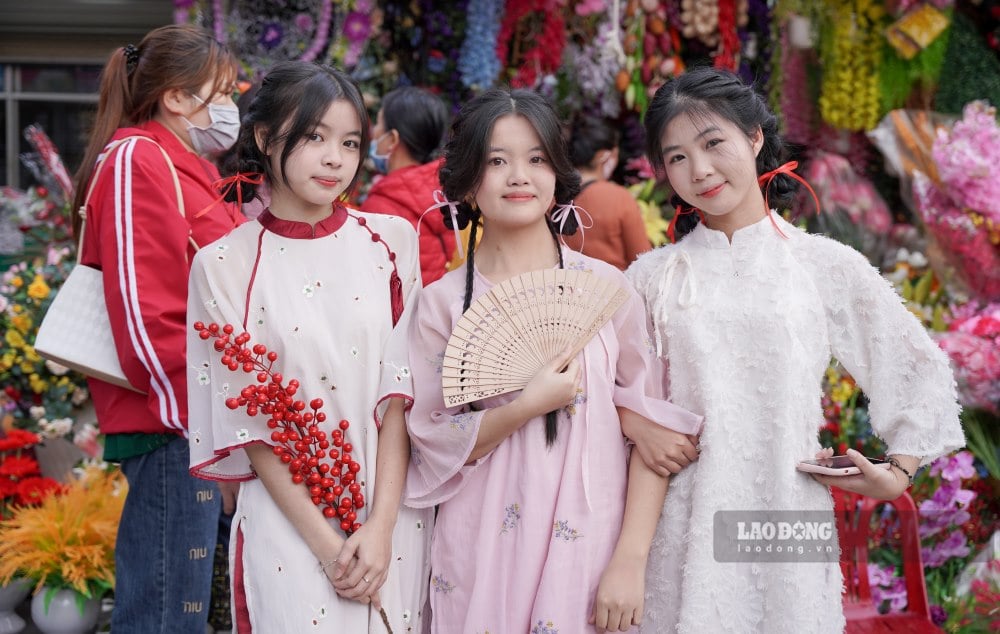 យុវជន Hue ស្លៀកពាក់ប្រពៃណី ao dai និងសំលៀកបំពាក់ថតរូប Tet