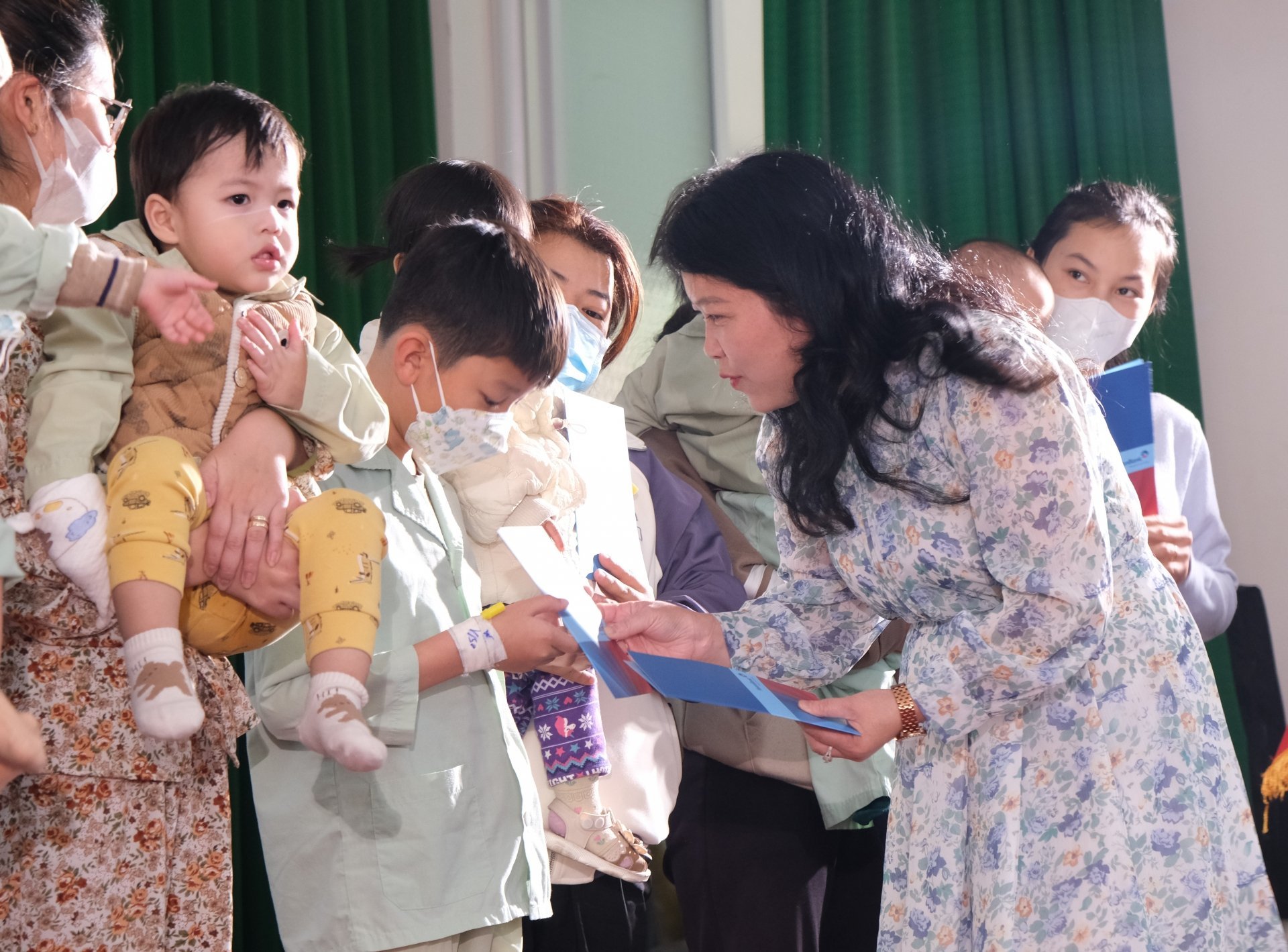 Frau Nguyen Diep Thi Anh Dao – stellvertretende Direktorin der Vietnam Joint Stock Commercial Bank for Industry and Trade – Lam Dong Branch – überreichte kranken Kindern Stipendien und Tet-Geschenke.