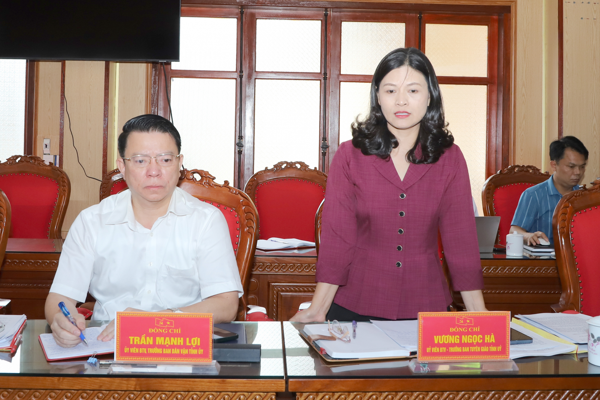 Head of the Provincial Party Committee's Propaganda Department Vuong Ngoc Ha discussed at the meeting.