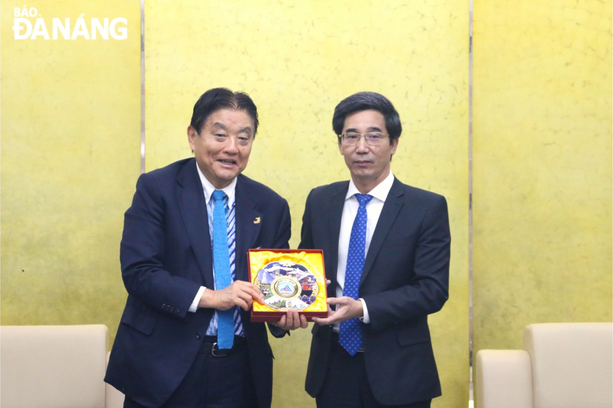 市人民委員会副委員長のトラン・チー・クオン氏（右）が名古屋市の河村たかし市長に記念品を贈呈した。写真: T.PHUONG