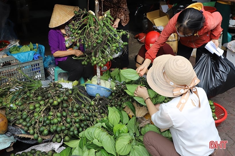 Làng trầu “tiến vua” tất bật dịp rằm tháng 7