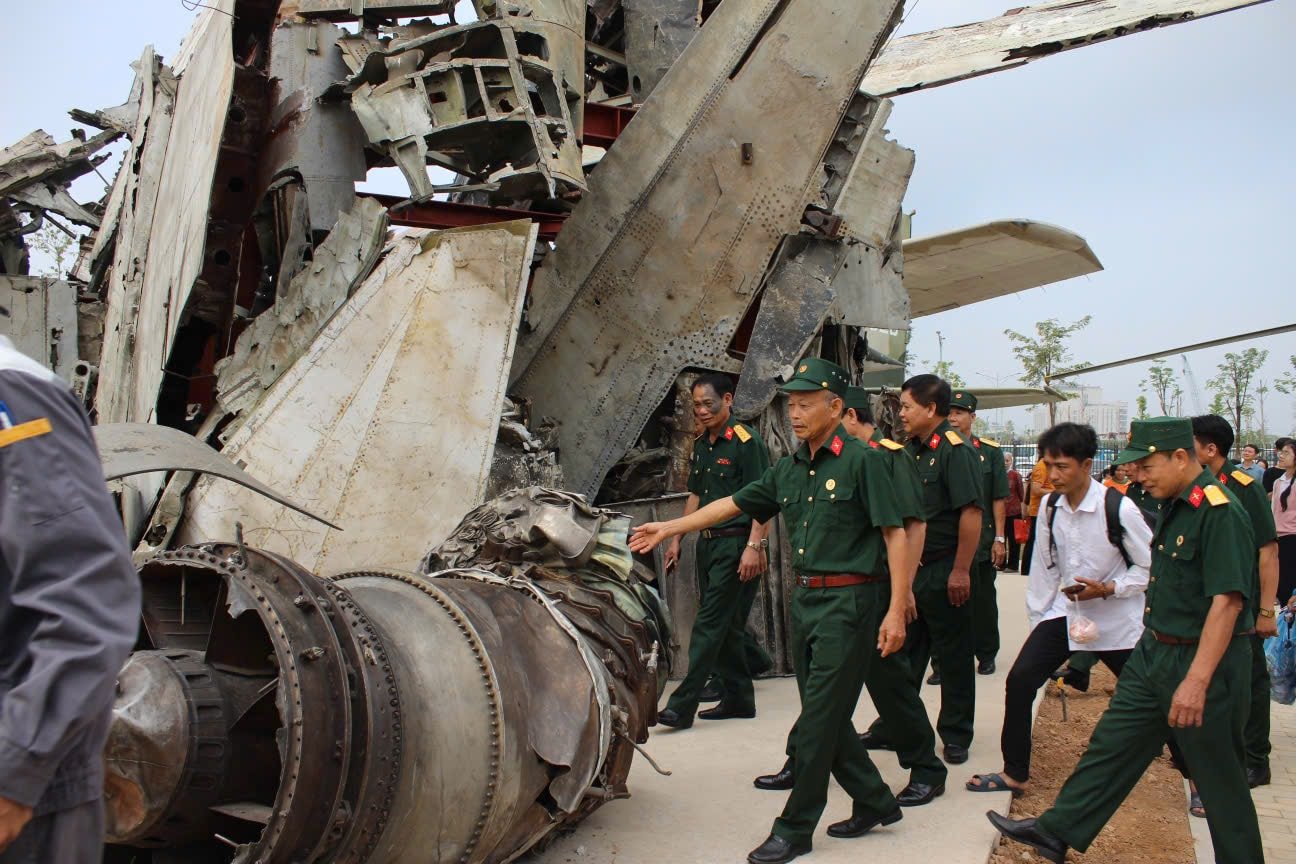 Der Veteran Nghia An (Ninh Giang) war gerührt, als er das Vietnamesische Militärhistorische Museum besuchte.