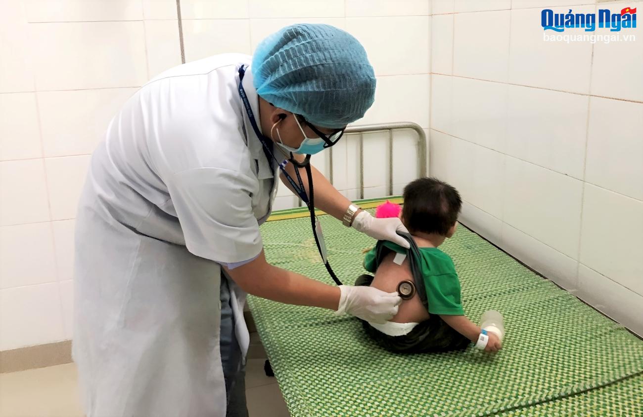 Un niño de 17 meses con sarampión está siendo tratado en el Hospital de Maternidad y Pediatría provincial.