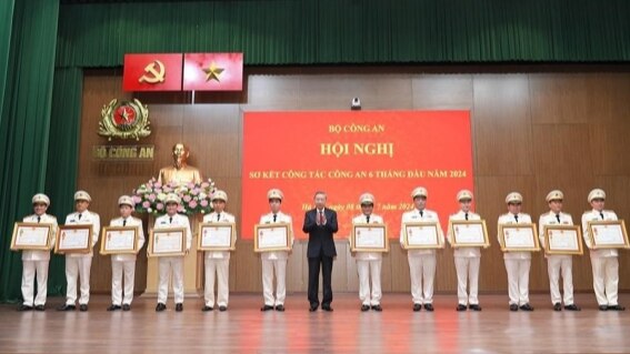 Director of Hanoi City Police Department awarded First Class Military Exploit Medal