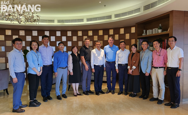 El vicepresidente permanente del Comité Popular de la Ciudad, Ho Ky Minh (en el centro), con la delegación de trabajo de la ciudad y la empresa Qorvo (EE. UU.)