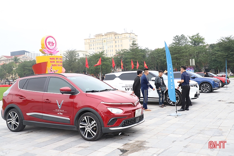 VinFast electric cars attract the attention of Ha Tinh people