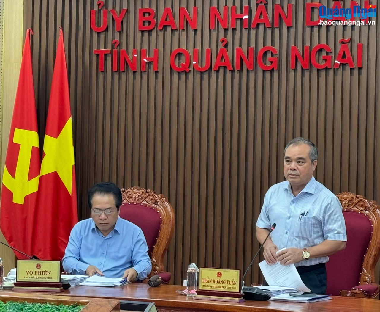 Der ständige stellvertretende Vorsitzende des Volkskomitees der Provinz, Tran Hoang Tuan, hielt bei dem Treffen eine Rede.