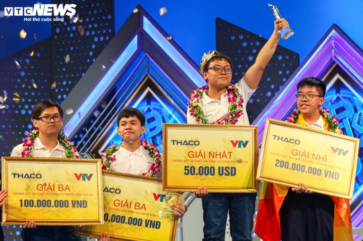 Nguyen Quoc Nhat Minh (à gauche) a remporté le troisième prix et a reçu un prix de 100 millions de VND.