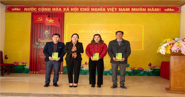 La vice-ministre et vice-présidente Nong Thi Ha a visité et offert des cadeaux du Têt dans le district de Bac Me, province de Ha Giang