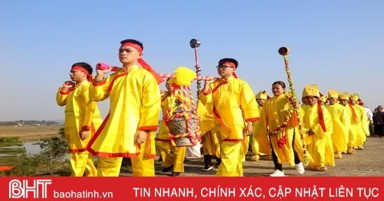 Hàng trăm người tham gia lễ rước cấp thuỷ tại lễ hội đền Cả