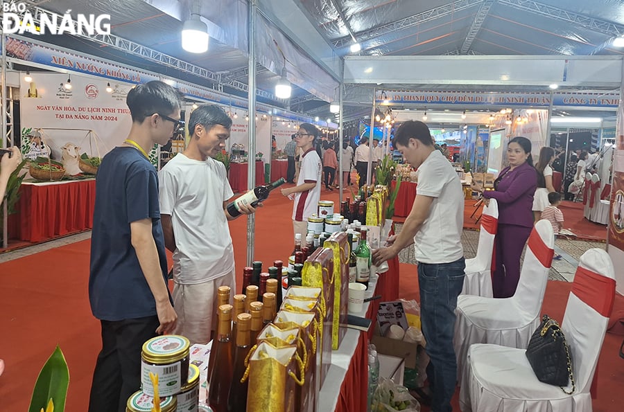 De nombreux produits et spécialités de Ninh Thuan ont été présentés lors de l'événement, attirant un grand nombre de locaux et de touristes. Photo : THU HA