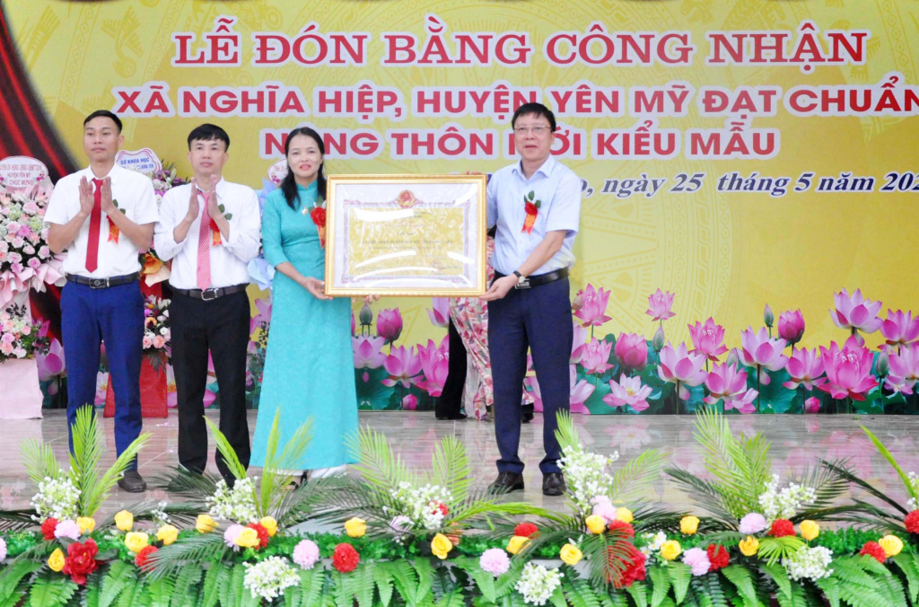 Trao Bằng công nhận xã đạt chuẩn NTM kiểu mẫu năm 2023 tặng Đảng bộ, chính quyền và Nhân dân xã Nghĩa Hiệp