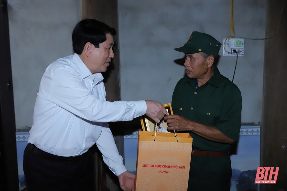 Le président Luong Cuong visite, offre des cadeaux aux familles politiques et encourage les officiers et les soldats du poste frontière de Bat Mot