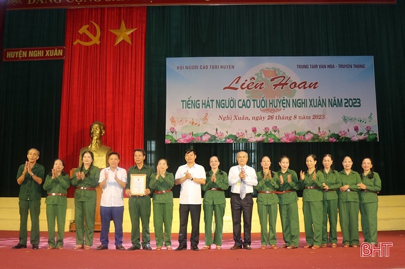 Festival spécial de chant pour les personnes âgées du district de Nghi Xuan