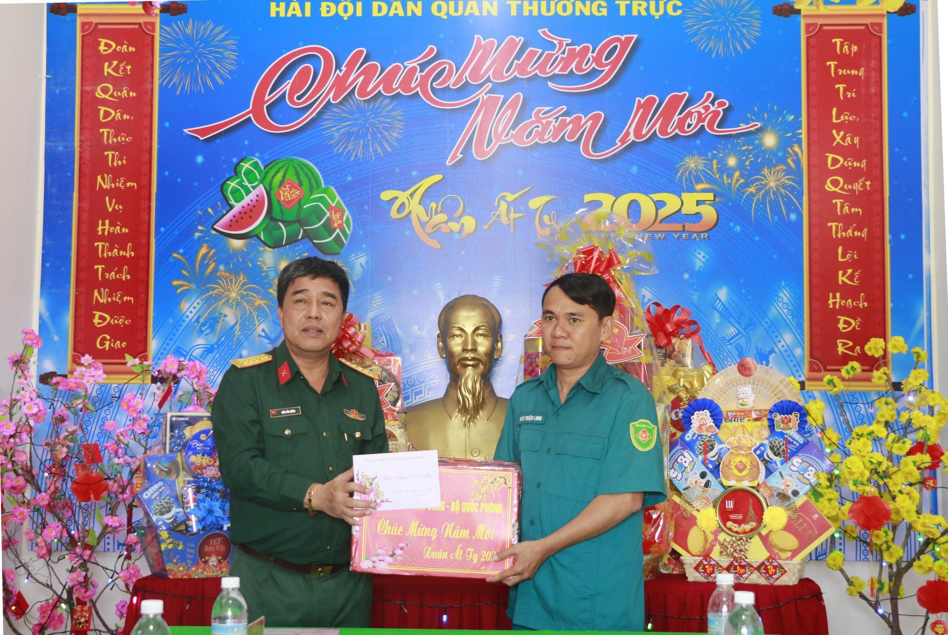 Le colonel Tran Tan Cuong offre des cadeaux du Têt de la Commission militaire centrale du ministère de la Défense nationale aux officiers et aux soldats de l'escadron de la milice permanente de la province de Khanh Hoa.