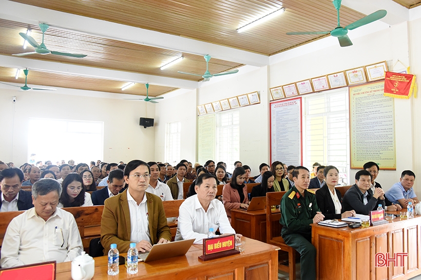 Delegierte des Volksrates der Provinz treffen Wähler in Vu Quang, Thach Ha