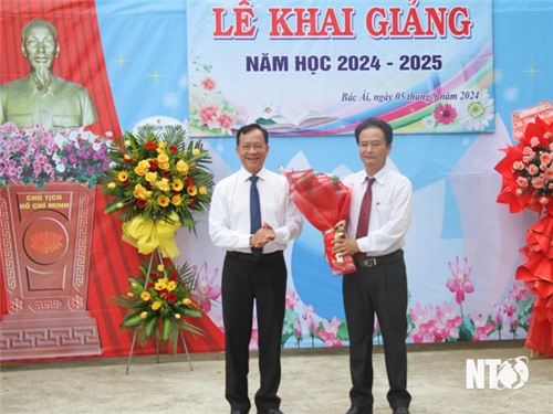 Le camarade Tran Minh Luc, membre du Comité provincial du Parti, vice-président du Conseil populaire provincial, a assisté à la cérémonie d'ouverture de la nouvelle année scolaire 2024-2025 au pensionnat pour minorités ethniques de Pi Nang Tac