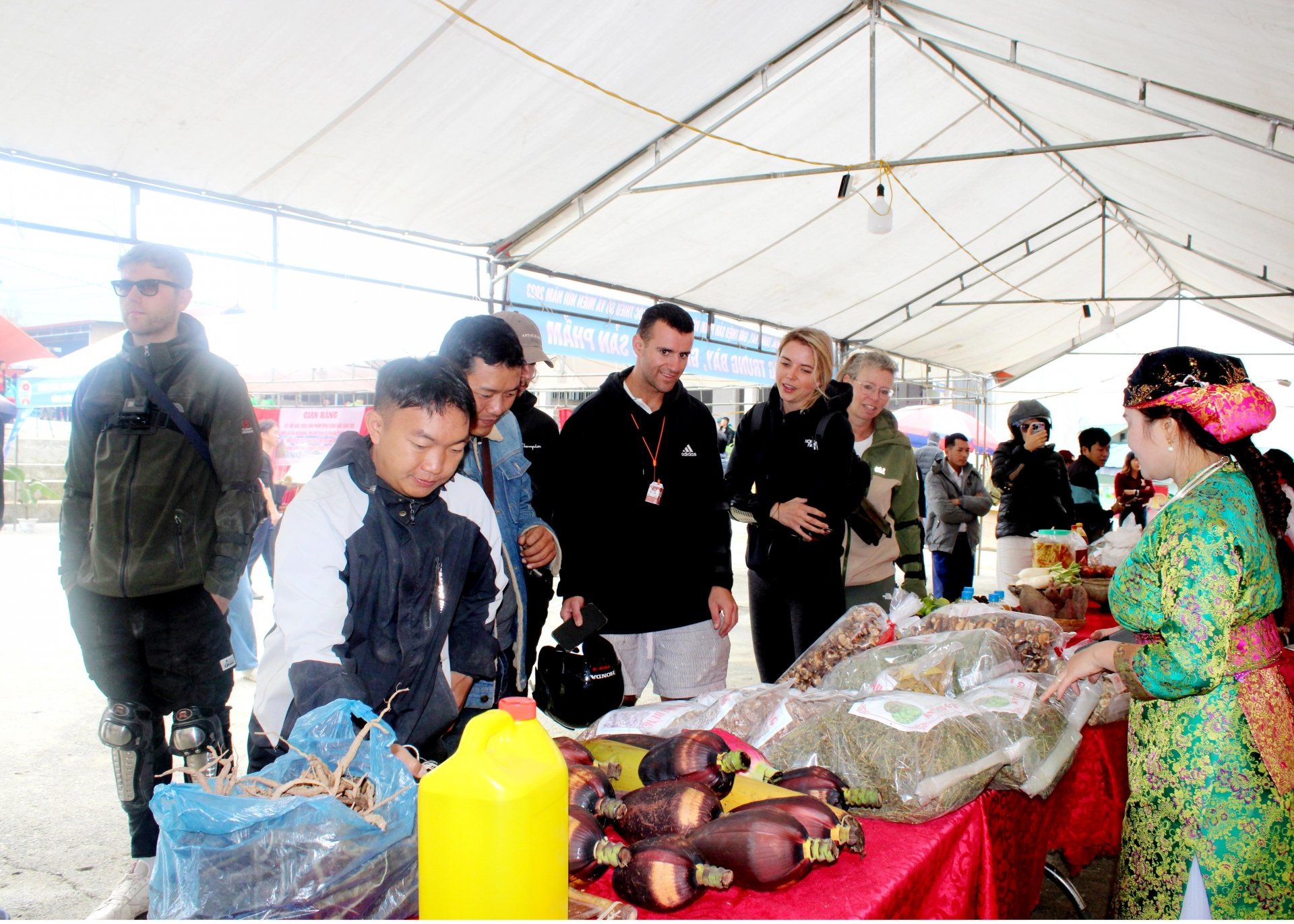 Ba Tien Market attracts domestic and foreign tourists to visit and experience.