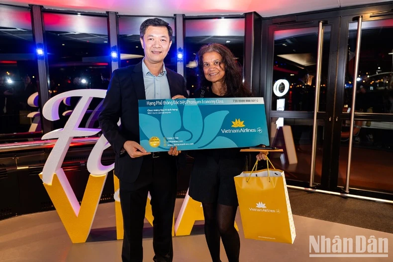 Awarding the prize to the French partner.