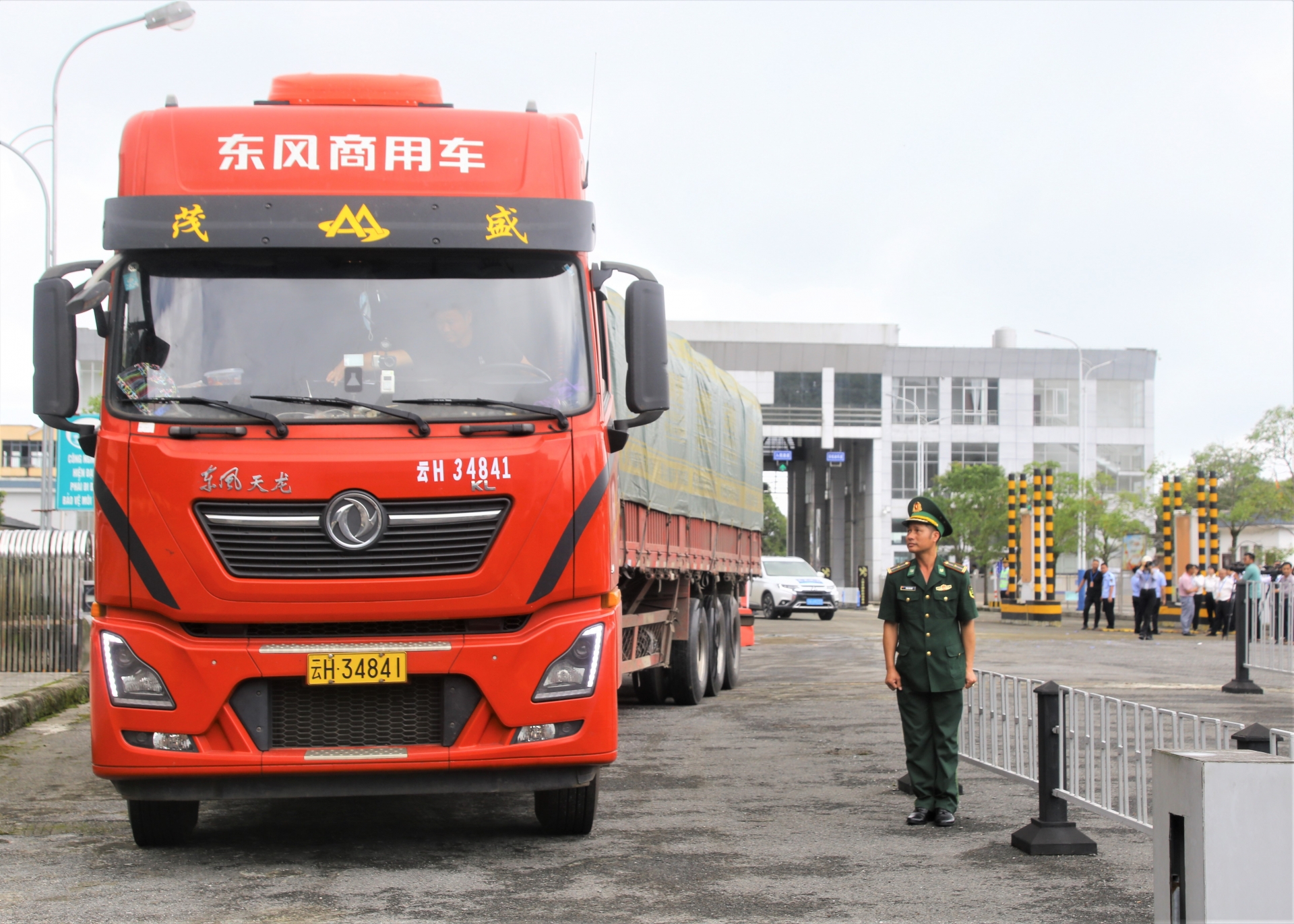 The first Chinese cargo truck entered the country through the border gate after the opening ceremony.