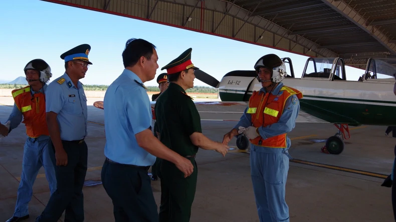 Le régiment 920 a organisé avec succès un vol d'état-major à l'aéroport de Phan Thiet, photo 4