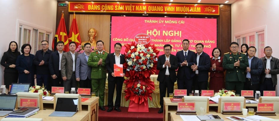 Ban Thường vụ Thành ủy Móng Cái trao quyết định và tặng hoa chúc mừng Đảng bộ chính quyền thành phố