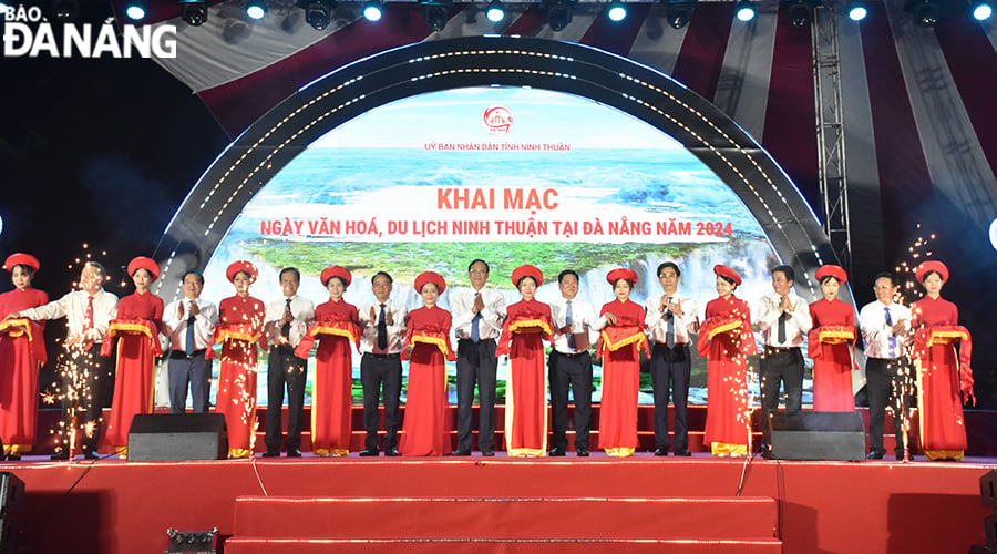 Les représentants des deux dirigeants locaux ont coupé le ruban d'ouverture du Festival de la culture et du tourisme de Ninh Thuan à Da Nang. Photo : THU HA