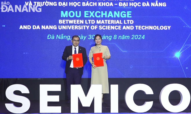 តំណាងក្រុមហ៊ុន LTD Material Company បានធ្វើបទបង្ហាញលើអនុស្សរណៈយោគយល់គ្នាជាមួយសាកលវិទ្យាល័យវិទ្យាសាស្រ្ត និងបច្ចេកវិទ្យា (University of Danang)។
