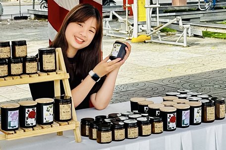 Nến thơm JAROS Candle luôn có nhiều chương trình thiết kế quà tặng trong mỗi dịp lễ Tết, mang những dòng sản phẩm mới mẻ đến tay khách hàng.