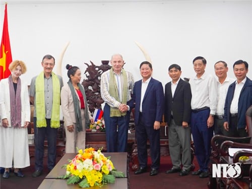 Le camarade Tran Quoc Nam, secrétaire adjoint du Comité provincial du Parti, président du Comité populaire provincial, a travaillé avec la société MK-Group Corporation