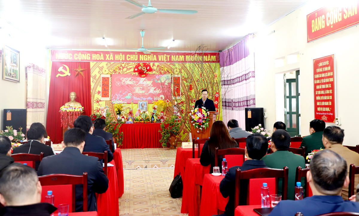 ประธานคณะกรรมการประชาชนจังหวัดเหงียน วัน เซิน กล่าวอวยพรปีใหม่และให้กำลังใจกองกำลังและประชาชน