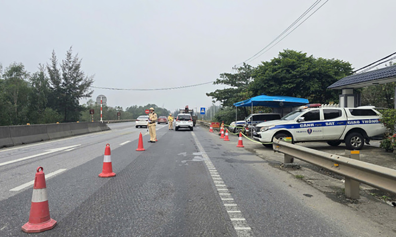 De verkeerspolitie van de provincie Quang Binh is actief op de belangrijke nationale snelweg.