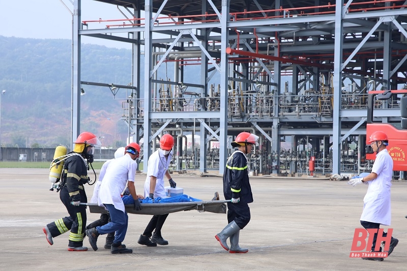 Exercice de lutte contre les incendies et de sauvetage à la raffinerie de Nghi Son