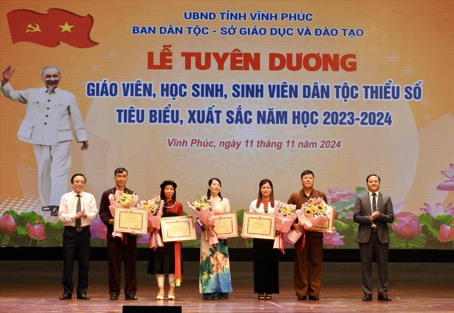 Thừa ủy quyền của Chủ tịch UBND tỉnh Vĩnh Phúc, ông Hoàng Anh, Phó Trưởng ban phụ trách Ban Dân tộc tỉnh Vĩnh Phúc, Trưởng ban tổ chức Lễ tuyên dương và ông Phạm Khương Duy, Phó Giám đốc Sở Giáo dục và Đào tạo tỉnh Vĩnh Phúc tặng hoa và trao Bằng Khen của Chủ tịch UBND tỉnh Vĩnh Phúc cho các giáo viên tiêu biểu