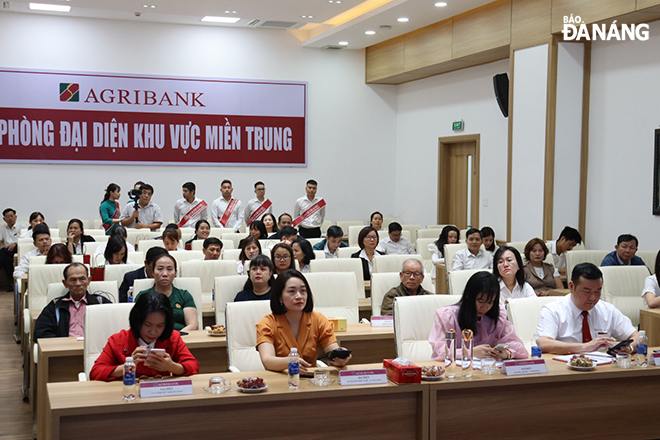 La cérémonie de tirage au sort a été suivie par de nombreux clients de la succursale Agribank Nam Da Nang. Photo: TRAN TRUC