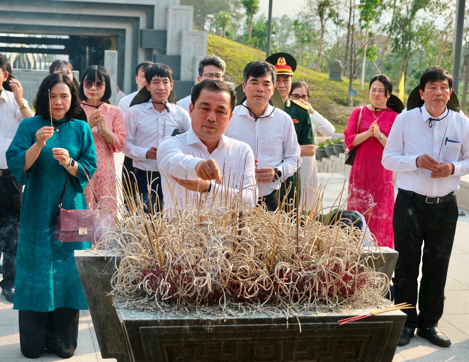 La delegación de la provincia de Hai Duong organizó muchas actividades para honrar a las personas con servicios meritorios en la provincia de Dien Bien.