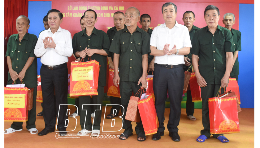 Le camarade Tran Cam Tu, membre du Bureau politique, secrétaire du Comité central du Parti et président de la Commission centrale d'inspection, a visité et offert des cadeaux aux personnes méritantes de Thai Binh.