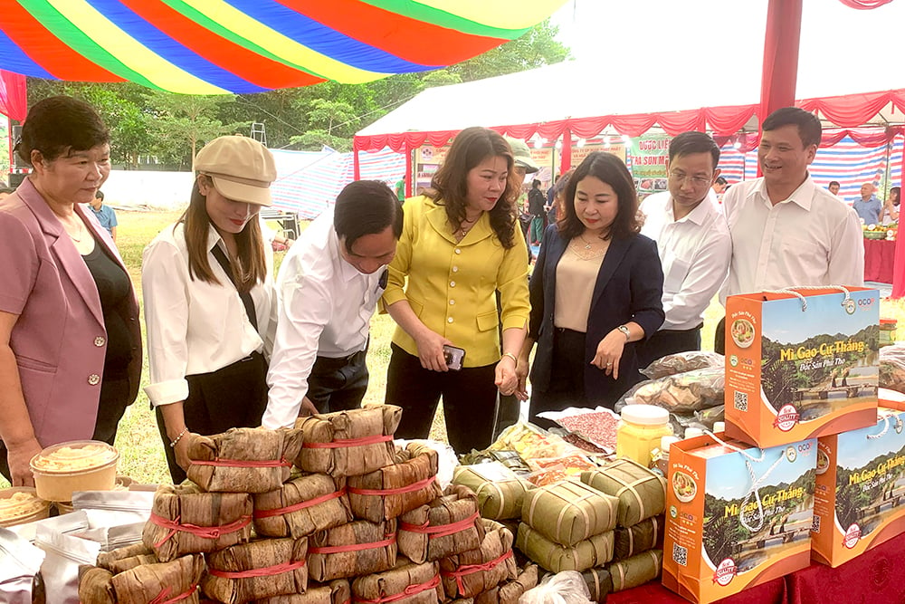 Mercado para promover el comercio, conectar la oferta y la demanda de productos OCOP y productos agrícolas seguros