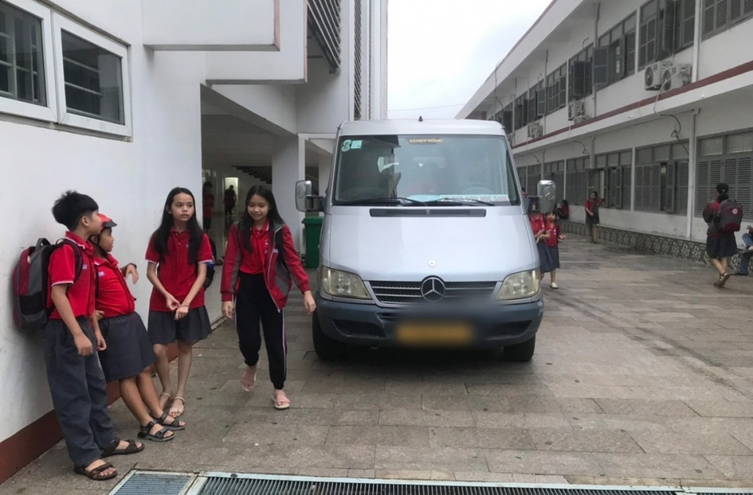 Der Bus holt Schüler an einer Schule in der Stadt ab und bringt sie wieder dorthin. Buon Ma Thuot