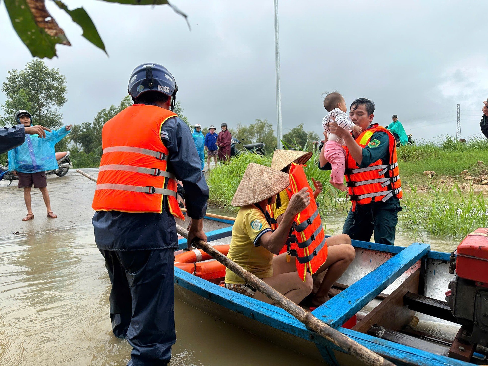 Las inundaciones aumentan rápidamente, decenas de casas en Quang Ngai sumergidas en el agua foto 10