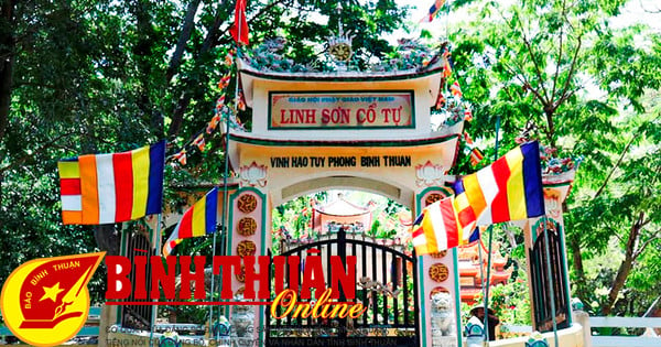 ប្រាសាទបុរាណនៅលើភ្នំ Linh Son