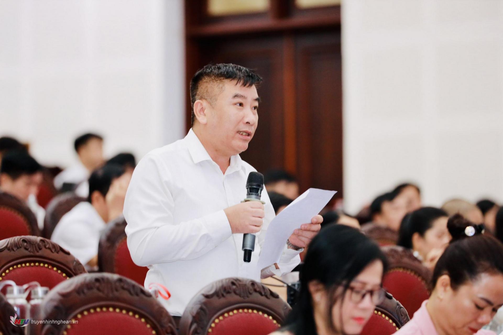 Delegate Hoang Lan (Nghi Loc unit) asked a question to the Director of the Department of Industry and Trade.