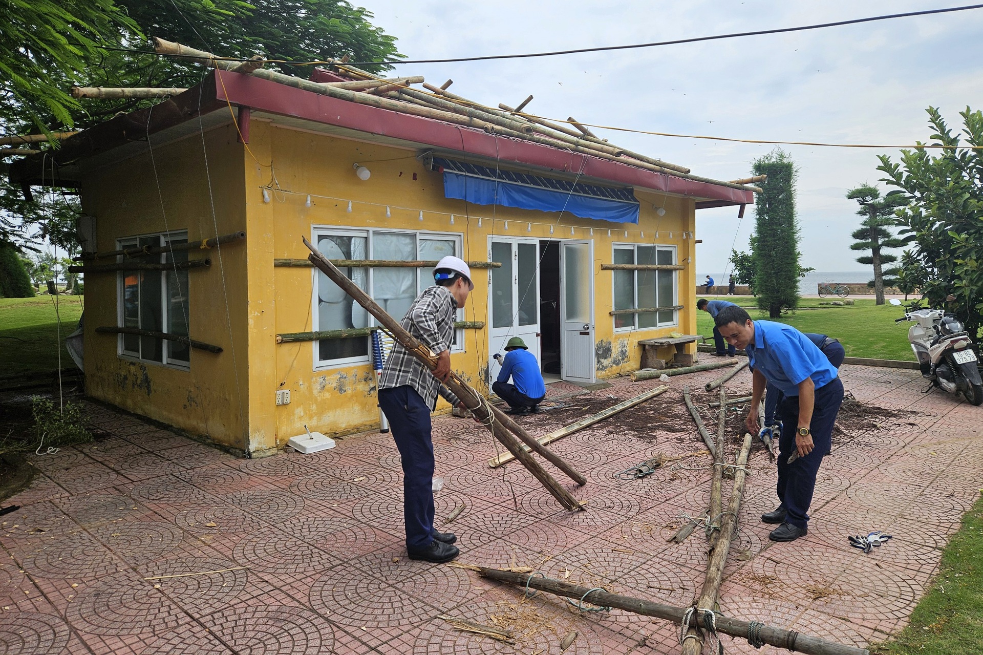 Người dân ven biển kéo tàu thuyền lên bờ, gia cố nhà cửa trước bão Yagi - 10
